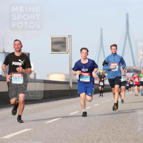 03.10.2026 - Köhlbrandbrückenlauf Jannik Wohlers http://msf.ph/oto/10710084 03.10.2026 09:43:49 Position 3 2373, 2154 meine-sportfotos.de