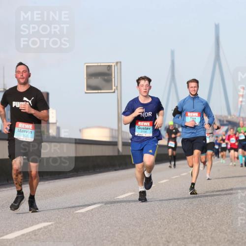 03.10.2026 - Köhlbrandbrückenlauf Jannik Wohlers http://msf.ph/oto/10710087 03.10.2026 09:43:49 Position 3 2373, 2154 meine-sportfotos.de