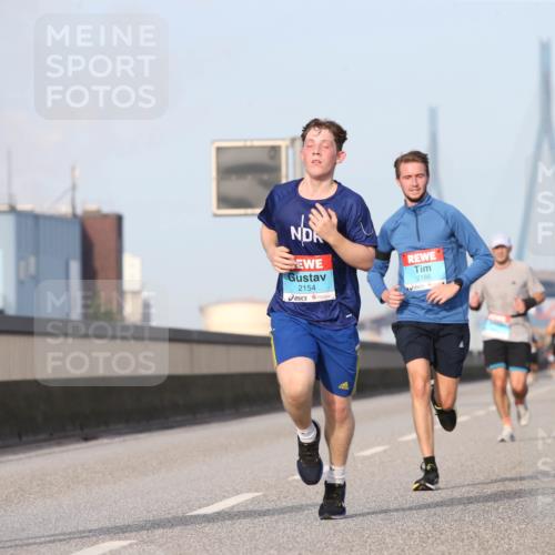 03.10.2026 - Köhlbrandbrückenlauf Jannik Wohlers http://msf.ph/oto/10710090 03.10.2026 09:43:50 Position 3 2373, 2154, 2186 meine-sportfotos.de