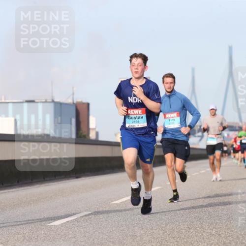 03.10.2026 - Köhlbrandbrückenlauf Jannik Wohlers http://msf.ph/oto/10710097 03.10.2026 09:43:51 Position 3 2154, 2373, 2186 meine-sportfotos.de