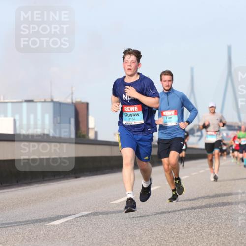 03.10.2026 - Köhlbrandbrückenlauf Jannik Wohlers http://msf.ph/oto/10710100 03.10.2026 09:43:51 Position 3 2373, 2154, 2186 meine-sportfotos.de