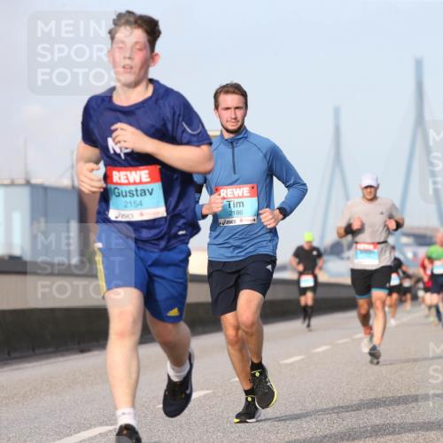 03.10.2026 - Köhlbrandbrückenlauf Jannik Wohlers http://msf.ph/oto/10710104 03.10.2026 09:43:52 Position 3 2154, 2186 meine-sportfotos.de