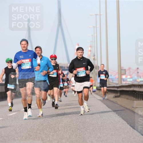 03.10.2026 - Köhlbrandbrückenlauf Jannik Wohlers http://msf.ph/oto/10710241 03.10.2026 09:44:18 Position 3 1515, 2099 meine-sportfotos.de