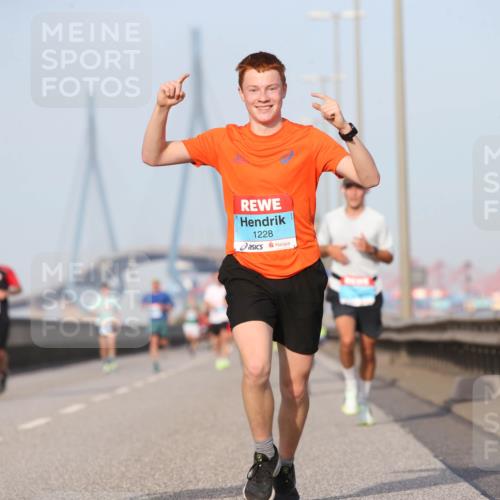 03.10.2026 - Köhlbrandbrückenlauf Jannik Wohlers http://msf.ph/oto/10710502 03.10.2026 09:44:45 Position 3 30, 2210, 1228 meine-sportfotos.de