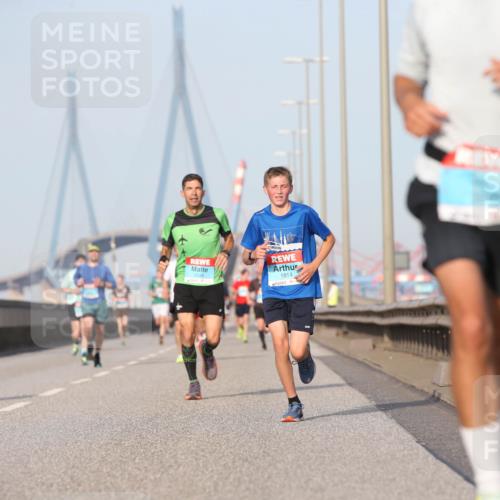 03.10.2026 - Köhlbrandbrückenlauf Jannik Wohlers http://msf.ph/oto/10710547 03.10.2026 09:44:49 Position 3 2048, 1854 meine-sportfotos.de