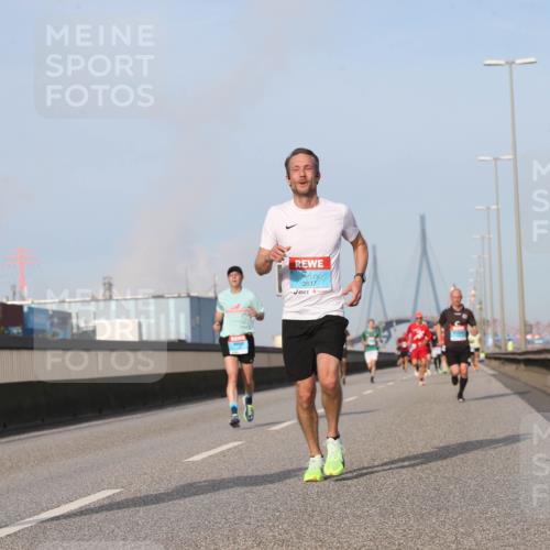 03.10.2026 - Köhlbrandbrückenlauf Jannik Wohlers http://msf.ph/oto/10710606 03.10.2026 09:45:02 Position 3 7, 3837 meine-sportfotos.de
