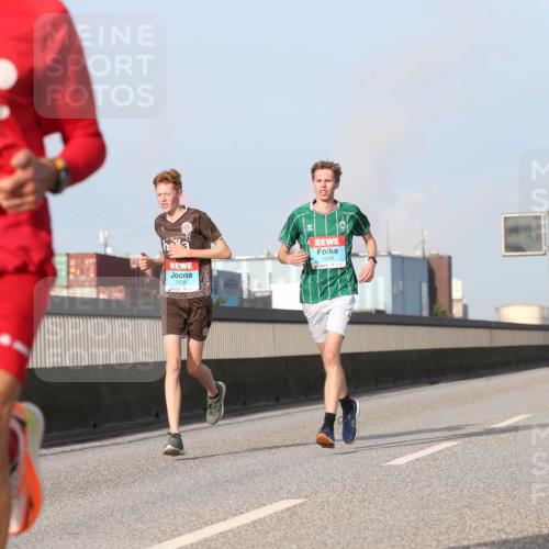 03.10.2026 - Köhlbrandbrückenlauf Jannik Wohlers http://msf.ph/oto/10710699 03.10.2026 09:45:12 Position 3 1588, 2223, 1936 meine-sportfotos.de