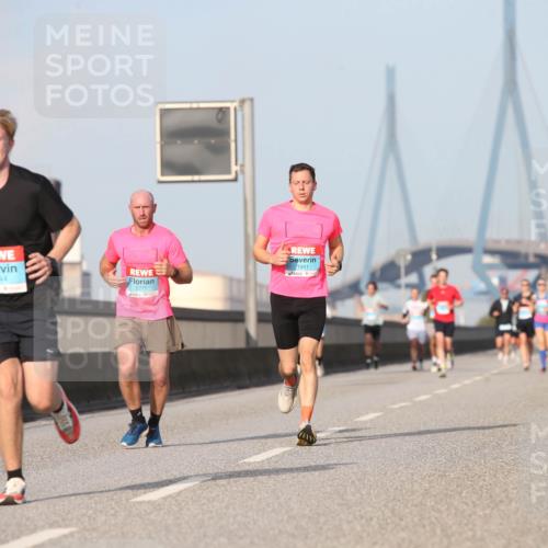 03.10.2026 - Köhlbrandbrückenlauf Jannik Wohlers http://msf.ph/oto/10710877 03.10.2026 09:45:28 Position 3 2044, 2275, 1941 meine-sportfotos.de