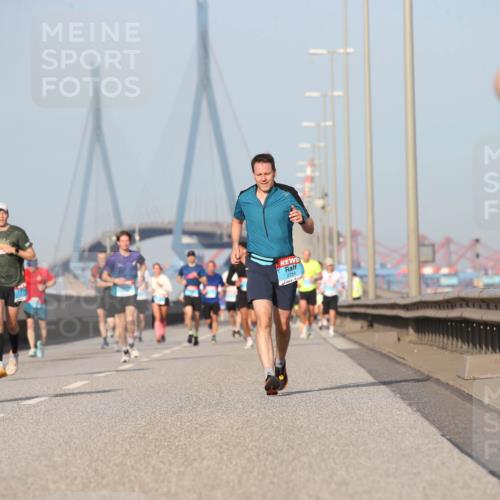 03.10.2026 - Köhlbrandbrückenlauf Jannik Wohlers http://msf.ph/oto/10711260 03.10.2026 09:46:23 Position 3 1054, 2254 meine-sportfotos.de