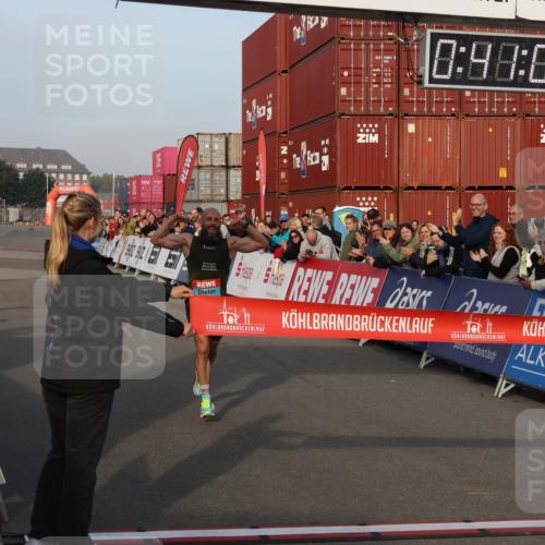 03.10.2026 - Köhlbrandbrückenlauf Mo-Foto http://msf.ph/oto/10741708 03.10.2026 09:41:56 Ziel 102, 0, 98, 08, 2100 meine-sportfotos.de