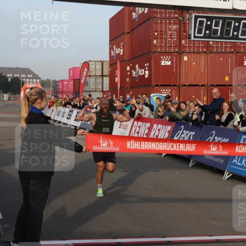 03.10.2026 - Köhlbrandbrückenlauf Mo-Foto http://msf.ph/oto/10741711 03.10.2026 09:41:56 Ziel 0, 98, 09, 2100 meine-sportfotos.de