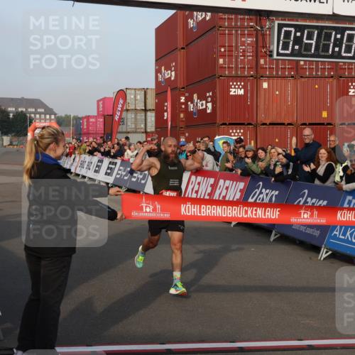 03.10.2026 - Köhlbrandbrückenlauf Mo-Foto http://msf.ph/oto/10741713 03.10.2026 09:41:56 Ziel 0, 98, 09, 5, 2100 meine-sportfotos.de