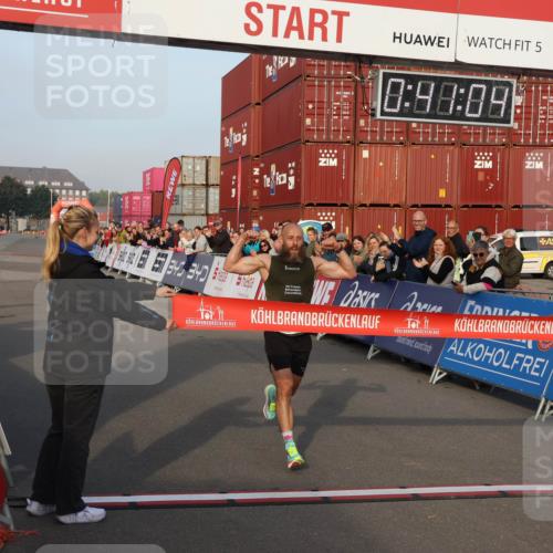03.10.2026 - Köhlbrandbrückenlauf Mo-Foto http://msf.ph/oto/10741716 03.10.2026 09:41:56 Ziel 34, 34, 5, 0, 48, 09, 2100 meine-sportfotos.de