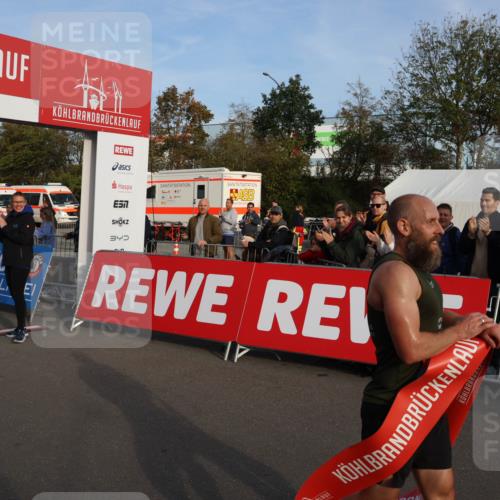 03.10.2026 - Köhlbrandbrückenlauf Mo-Foto http://msf.ph/oto/10741731 03.10.2026 09:41:59 Ziel 5, 1, 00, 517, 340, 2100 meine-sportfotos.de