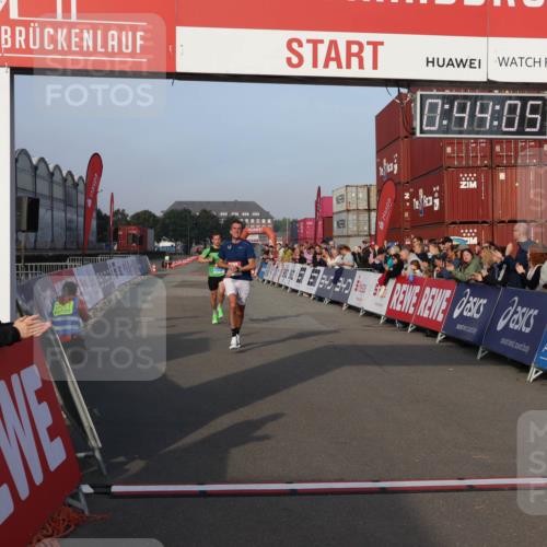 03.10.2026 - Köhlbrandbrückenlauf Mo-Foto http://msf.ph/oto/10741949 03.10.2026 09:44:57 Ziel 5, 0, 99, 89, 34, 2043, 2131 meine-sportfotos.de