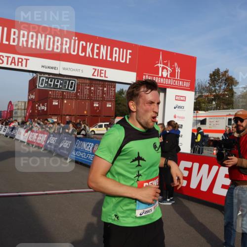 03.10.2026 - Köhlbrandbrückenlauf Mo-Foto http://msf.ph/oto/10741989 03.10.2026 09:45:02 Ziel 5, 0, 49, 80, 57, 2043, 2131 meine-sportfotos.de