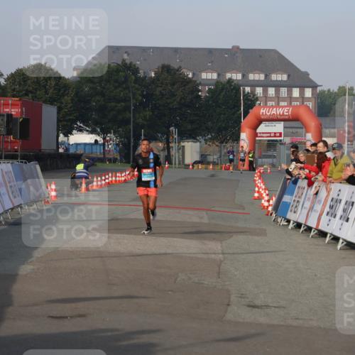 03.10.2026 - Köhlbrandbrückenlauf Mo-Foto http://msf.ph/oto/10741999 03.10.2026 09:45:15 Ziel 663133, 7, 2, 60, 64 meine-sportfotos.de