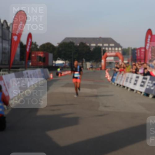 03.10.2026 - Köhlbrandbrückenlauf Mo-Foto http://msf.ph/oto/10742010 03.10.2026 09:45:18 Ziel 777 meine-sportfotos.de