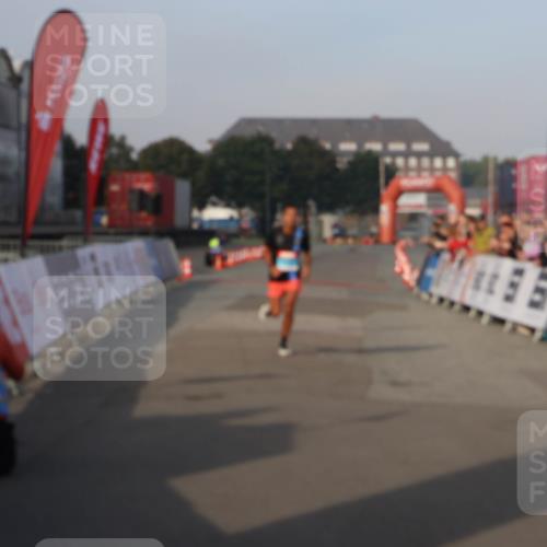 03.10.2026 - Köhlbrandbrückenlauf Mo-Foto http://msf.ph/oto/10742013 03.10.2026 09:45:18 Ziel 777 meine-sportfotos.de