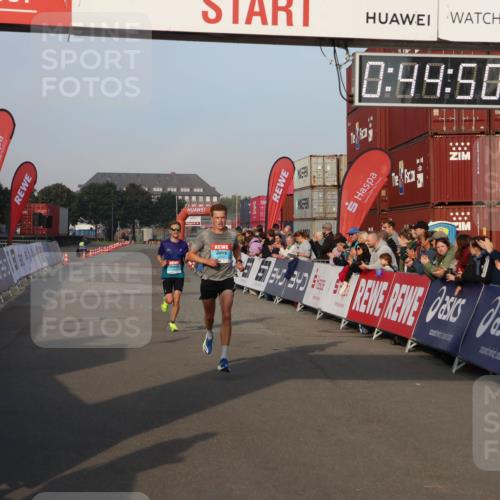 03.10.2026 - Köhlbrandbrückenlauf Mo-Foto http://msf.ph/oto/10742076 03.10.2026 09:45:42 Ziel 5, 0, 49, 58, 2102, 2111 meine-sportfotos.de
