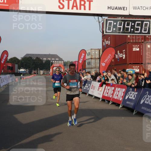 03.10.2026 - Köhlbrandbrückenlauf Mo-Foto http://msf.ph/oto/10742083 03.10.2026 09:45:43 Ziel 2102, 5, 0, 99, 50, 2102, 2111 meine-sportfotos.de