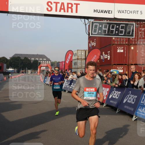 03.10.2026 - Köhlbrandbrückenlauf Mo-Foto http://msf.ph/oto/10742091 03.10.2026 09:45:44 Ziel 5, 0, 99, 58, 2111, 2102, 2102, 2111 meine-sportfotos.de