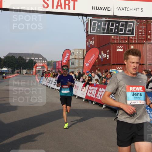 03.10.2026 - Köhlbrandbrückenlauf Mo-Foto http://msf.ph/oto/10742094 03.10.2026 09:45:44 Ziel 5, 0, 89, 52, 2102, 2102, 2111 meine-sportfotos.de