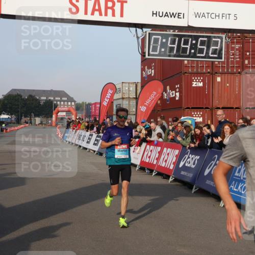03.10.2026 - Köhlbrandbrückenlauf Mo-Foto http://msf.ph/oto/10742097 03.10.2026 09:45:45 Ziel 5, 0, 99, 52, 2111, 2102, 2102, 2111 meine-sportfotos.de