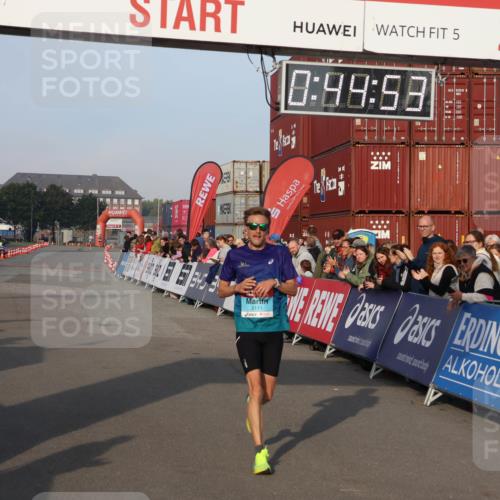 03.10.2026 - Köhlbrandbrückenlauf Mo-Foto http://msf.ph/oto/10742100 03.10.2026 09:45:45 Ziel 5, 0, 99, 58, 2111, 2102, 2111 meine-sportfotos.de