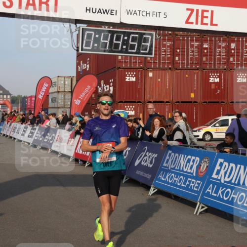 03.10.2026 - Köhlbrandbrückenlauf Mo-Foto http://msf.ph/oto/10742106 03.10.2026 09:45:46 Ziel 5, 0, 99, 58, 82, 85, 10, 2102, 2111 meine-sportfotos.de