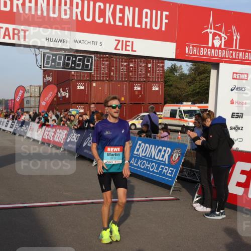 03.10.2026 - Köhlbrandbrückenlauf Mo-Foto http://msf.ph/oto/10742118 03.10.2026 09:45:47 Ziel 5, 0, 99, 59, 2111, 5, 2102, 2111 meine-sportfotos.de