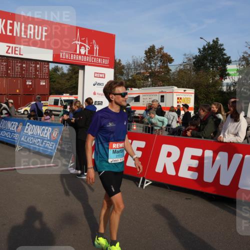 03.10.2026 - Köhlbrandbrückenlauf Mo-Foto http://msf.ph/oto/10742130 03.10.2026 09:45:48 Ziel 5, 0, 99, 56, 2111, 2102, 2111 meine-sportfotos.de