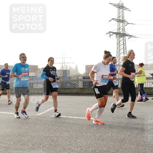 03.10.2026 - Köhlbrandbrückenlauf Michael Burmester http://msf.ph/oto/10764085 03.10.2026 09:16:07 Position 3 18, 2284, 2281 meine-sportfotos.de