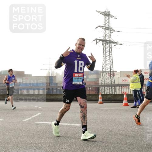 03.10.2026 - Köhlbrandbrückenlauf Michael Burmester http://msf.ph/oto/10764100 03.10.2026 09:16:10 Position 3 39, 18, 1551, 00 meine-sportfotos.de