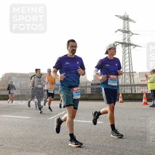 03.10.2026 - Köhlbrandbrückenlauf Michael Burmester http://msf.ph/oto/10764132 03.10.2026 09:16:20 Position 3 2515, 2019, 2520 meine-sportfotos.de