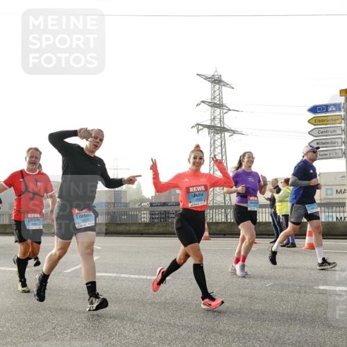 03.10.2026 - Köhlbrandbrückenlauf Michael Burmester http://msf.ph/oto/10764171 03.10.2026 09:16:30 Position 3 2602, 2601, 3 meine-sportfotos.de