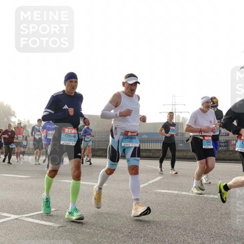03.10.2026 - Köhlbrandbrückenlauf Michael Burmester http://msf.ph/oto/10764223 03.10.2026 09:16:47 Position 3 1969, 1968, 2193 meine-sportfotos.de