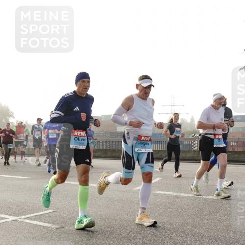 03.10.2026 - Köhlbrandbrückenlauf Michael Burmester http://msf.ph/oto/10764224 03.10.2026 09:16:47 Position 3 1969, 1968, 2193 meine-sportfotos.de