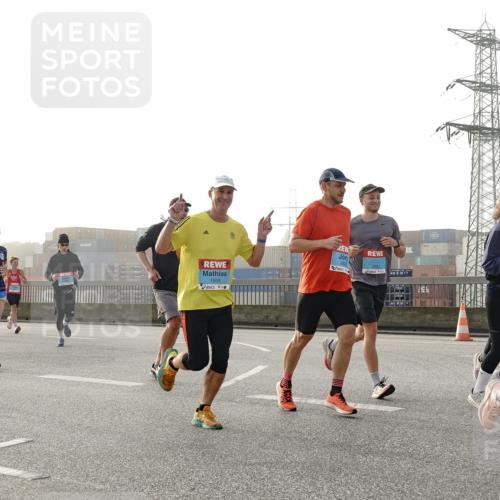 03.10.2026 - Köhlbrandbrückenlauf Michael Burmester http://msf.ph/oto/10764262 03.10.2026 09:16:56 Position 3 00, 2717, 2970, 1808 meine-sportfotos.de