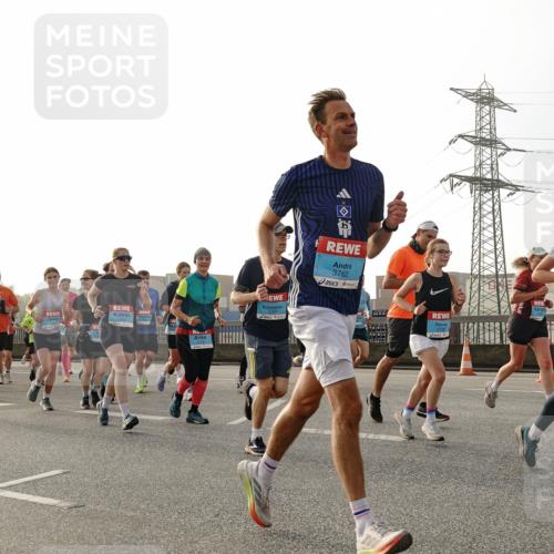 03.10.2026 - Köhlbrandbrückenlauf Michael Burmester http://msf.ph/oto/10764321 03.10.2026 09:17:12 Position 3 14, 3762, 3739, 1289 meine-sportfotos.de