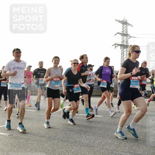 03.10.2026 - Köhlbrandbrückenlauf Michael Burmester http://msf.ph/oto/10764333 03.10.2026 09:17:14 Position 3 14, 2526, 2304, 1254 meine-sportfotos.de