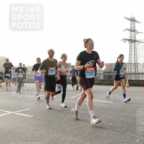 03.10.2026 - Köhlbrandbrückenlauf Michael Burmester http://msf.ph/oto/10764375 03.10.2026 09:17:19 Position 3 2477, 2635, 2403, 1 meine-sportfotos.de