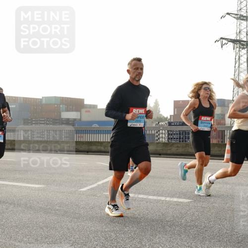 03.10.2026 - Köhlbrandbrückenlauf Michael Burmester http://msf.ph/oto/10764499 03.10.2026 09:17:41 Position 3 2502, 2510, 2445 meine-sportfotos.de