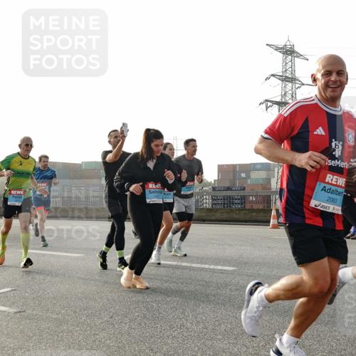 03.10.2026 - Köhlbrandbrückenlauf Michael Burmester http://msf.ph/oto/10764576 03.10.2026 09:17:53 Position 3 1201, 2171, 2063, 253 meine-sportfotos.de