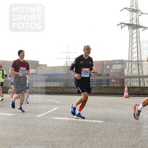 03.10.2026 - Köhlbrandbrückenlauf Michael Burmester http://msf.ph/oto/10764621 03.10.2026 09:18:00 Position 3 2614, 2651, 2404 meine-sportfotos.de