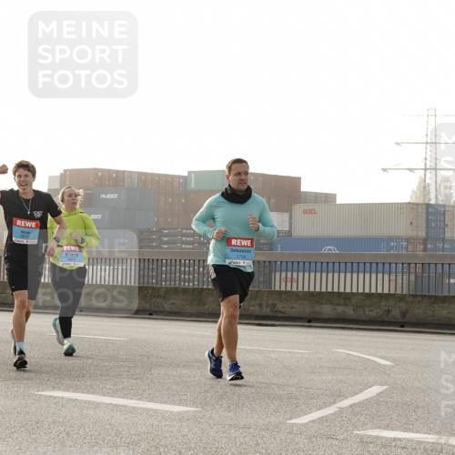 03.10.2026 - Köhlbrandbrückenlauf Michael Burmester http://msf.ph/oto/10764711 03.10.2026 09:18:15 Position 3 3813, 3816, 2678, 2758 meine-sportfotos.de