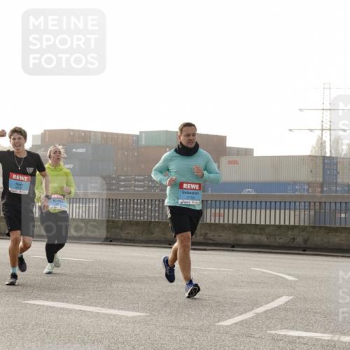 03.10.2026 - Köhlbrandbrückenlauf Michael Burmester http://msf.ph/oto/10764713 03.10.2026 09:18:15 Position 3 2758, 3816, 3813 meine-sportfotos.de
