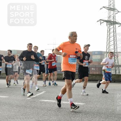 03.10.2026 - Köhlbrandbrückenlauf Michael Burmester http://msf.ph/oto/10764794 03.10.2026 09:18:28 Position 3 3741, 3755, 01 meine-sportfotos.de