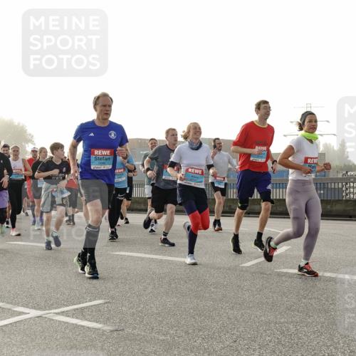 03.10.2026 - Köhlbrandbrückenlauf Michael Burmester http://msf.ph/oto/10764920 03.10.2026 09:18:44 Position 3 2680, 3717, 2666 meine-sportfotos.de