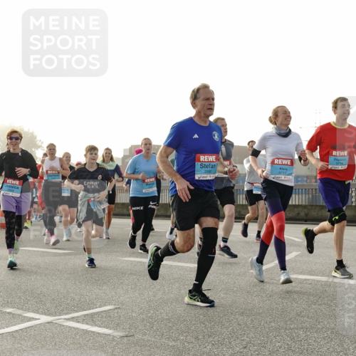 03.10.2026 - Köhlbrandbrückenlauf Michael Burmester http://msf.ph/oto/10764924 03.10.2026 09:18:45 Position 3 3716, 127, 2680, 3717 meine-sportfotos.de